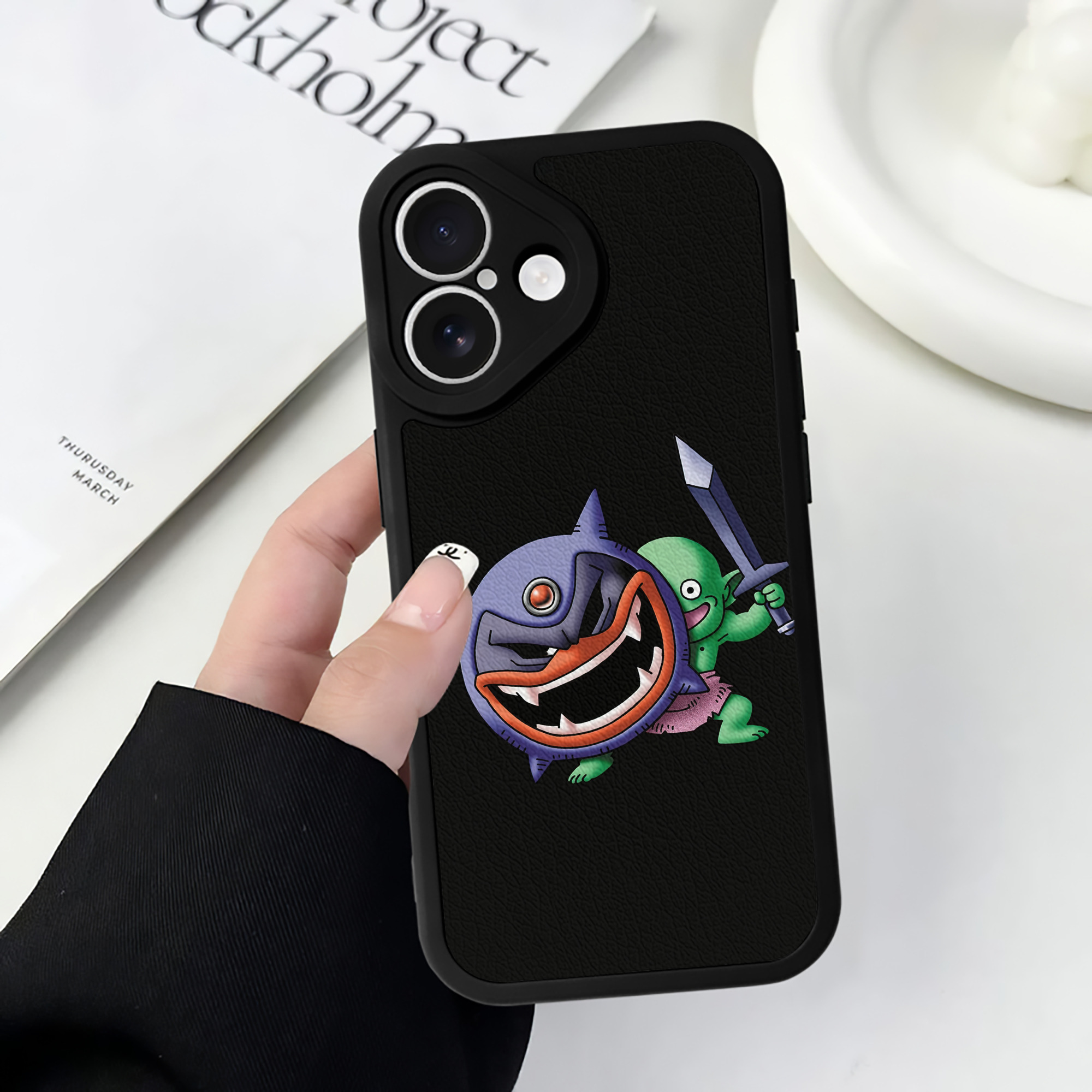 （画像用） ドラゴンクエスト Doragon Kuesuto Dragon Quest 【iPhone 16シリーズ対応】シリコンスマホケース（レザー調） 材質：シリコン